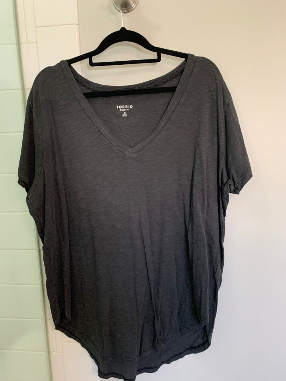 Torrid T-Shirt Women's 0 Classic Fit Short Sleeve light black V-Neck Solid Top